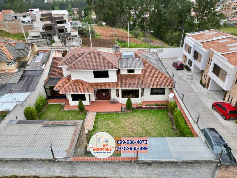 C1256 Casa amplia con áreas verdes y jardines en venta